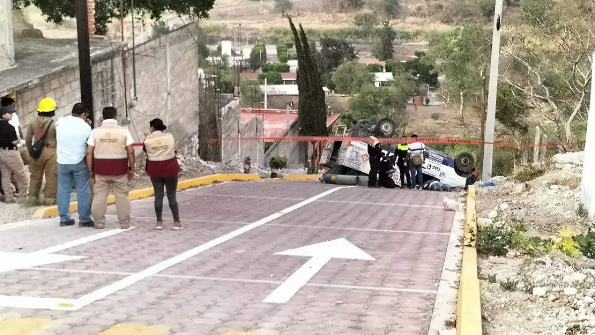 Al intentar salir por una calle se percató que no tenía salida y al retroceder, quedó parado en una pendiente